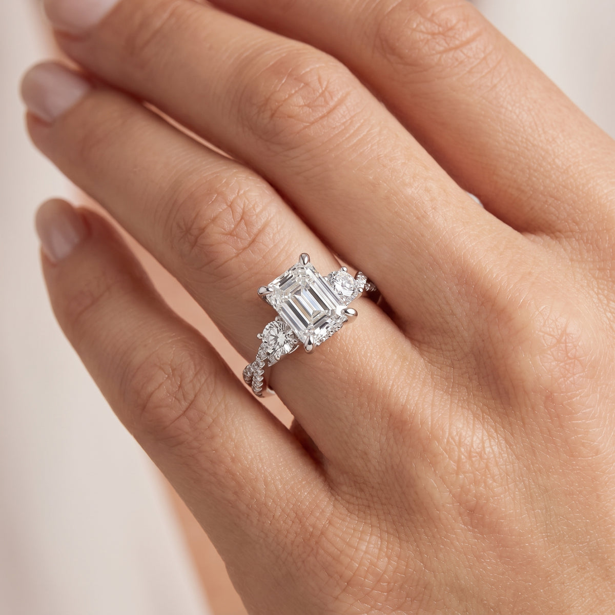 _lifestyle_image@SKU:R1948-LGDE02000004W #metal_14k-white-gold+origin_lab-grown+quality_ef-vs2+