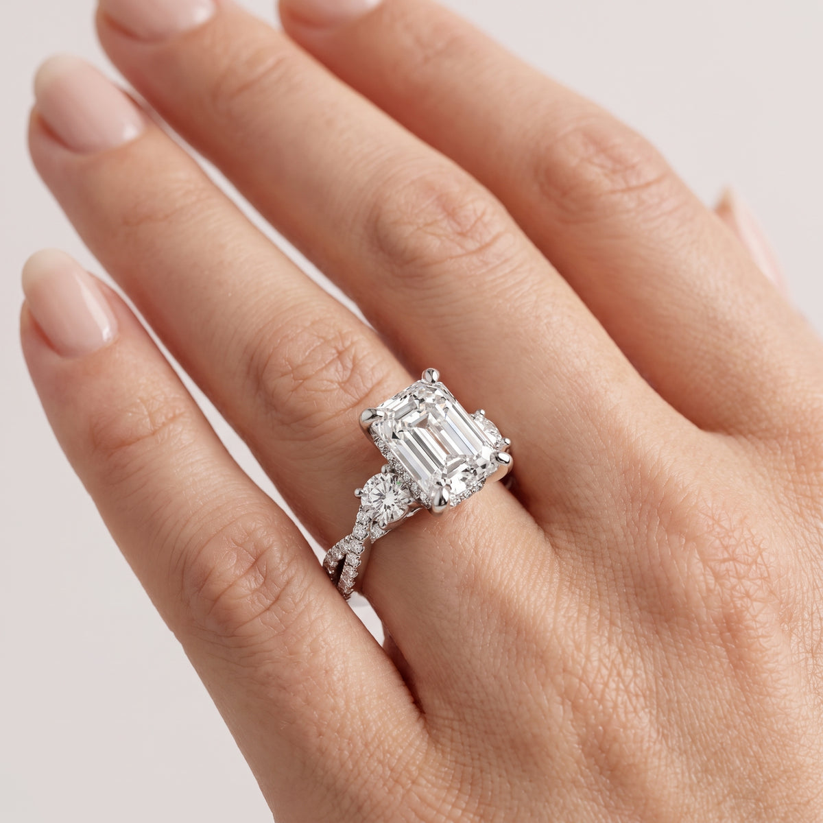 _lifestyle_image@SKU:R1948-LGDE03000004W #metal_14k-white-gold+origin_lab-grown+quality_ef-vs2+
