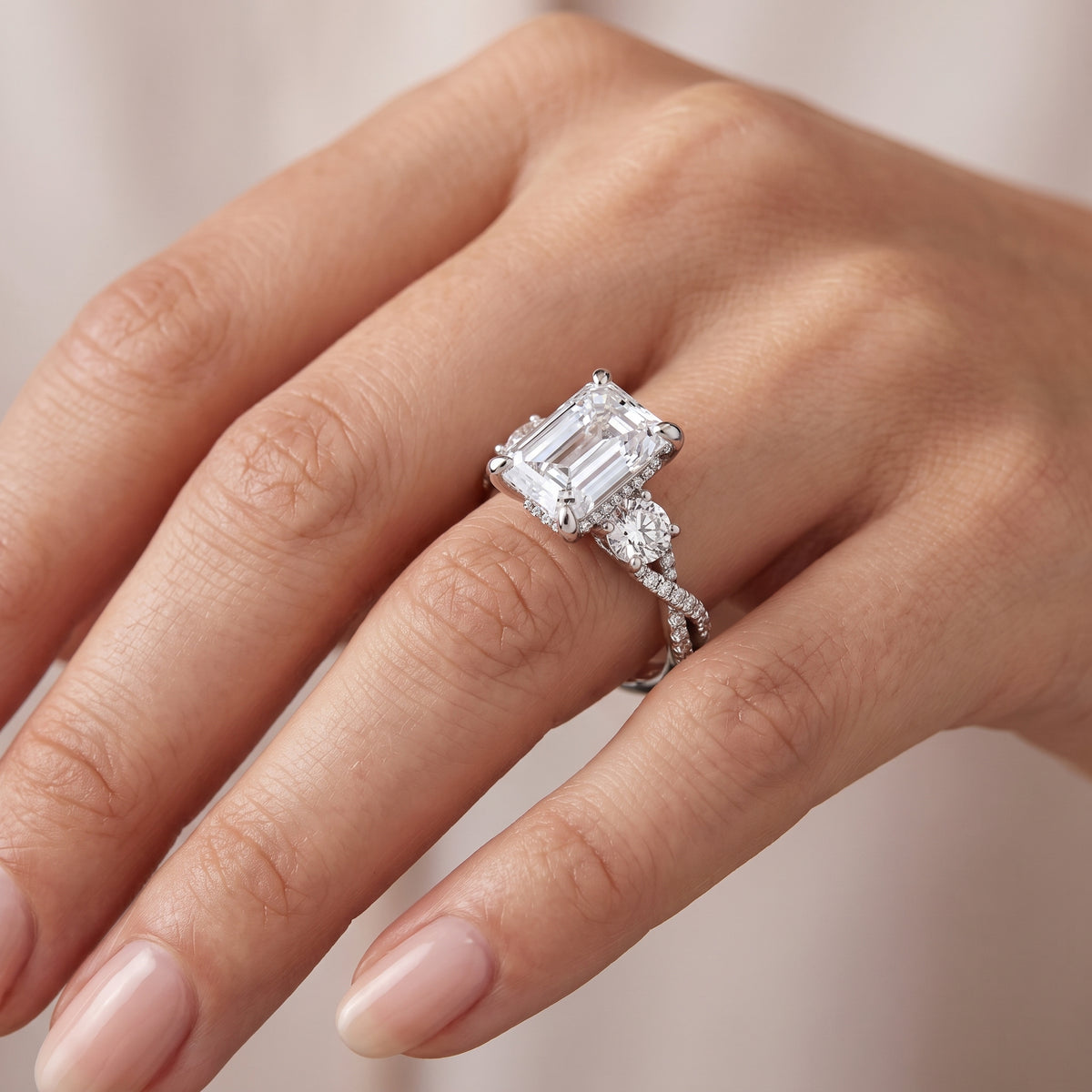 _lifestyle_image@SKU:R1948-LGDE0300000PL #metal_platinum+origin_lab-grown+quality_ef-vs2+