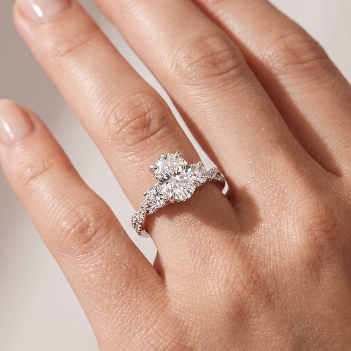 _lifestyle_image@SKU:R1948-LGDO0200000PL #metal_platinum+origin_lab-grown+quality_ef-vs2+