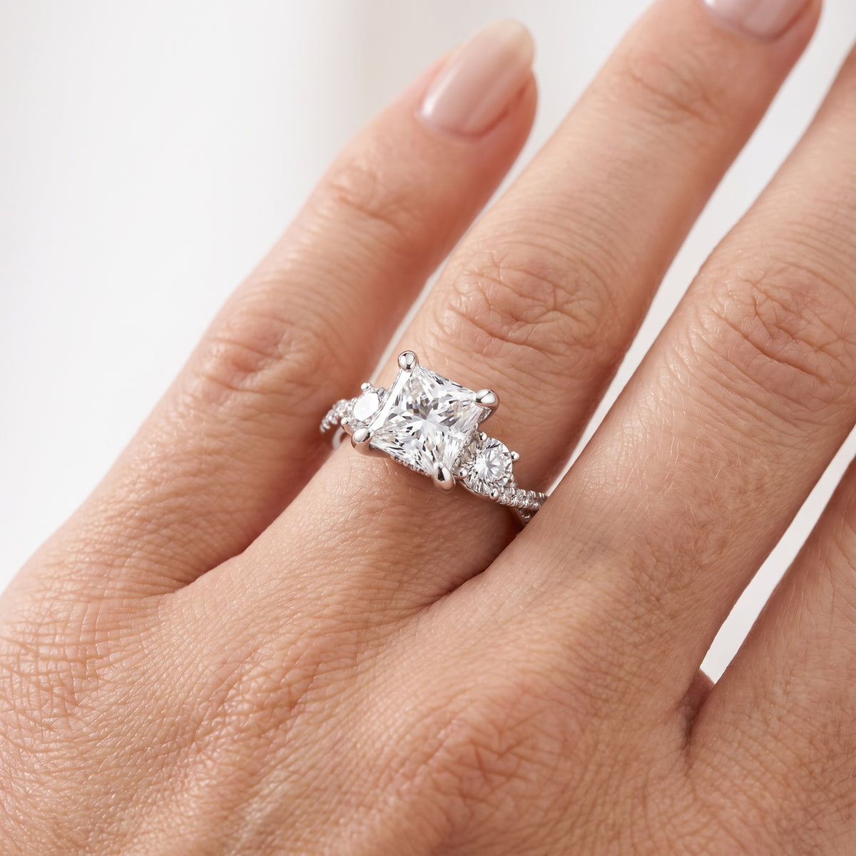 _lifestyle_image@SKU:R1948-LGDP0200000PL #metal_platinum+origin_lab-grown+quality_ef-vs2+