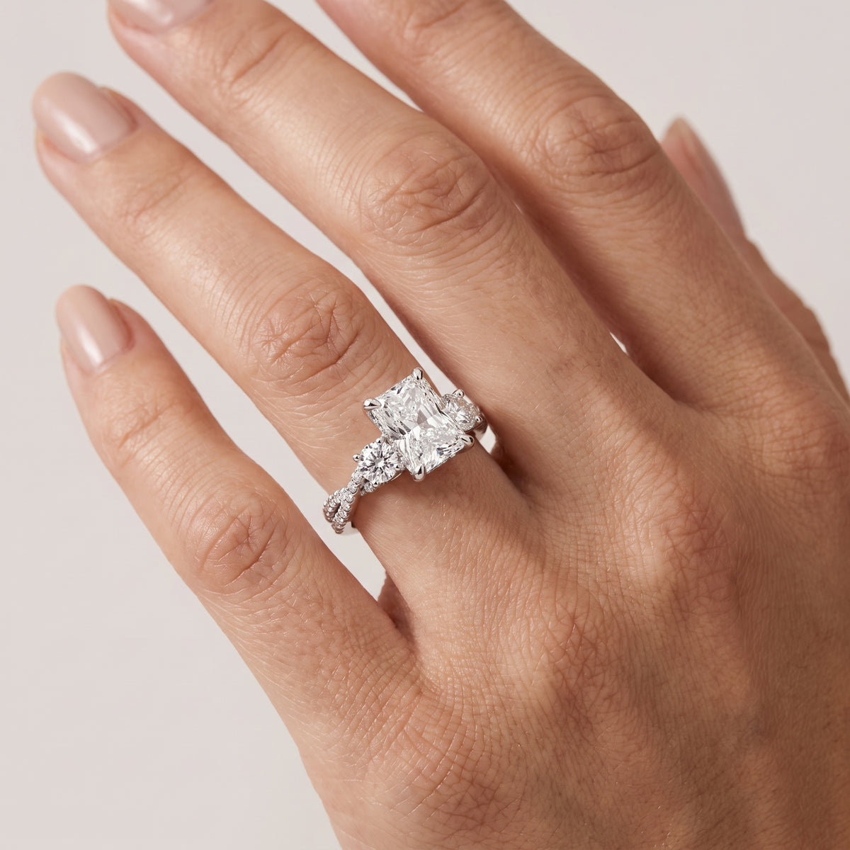 _lifestyle_image@SKU:R1948-LGDT02000004W #metal_14k-white-gold+origin_lab-grown+quality_ef-vs2+