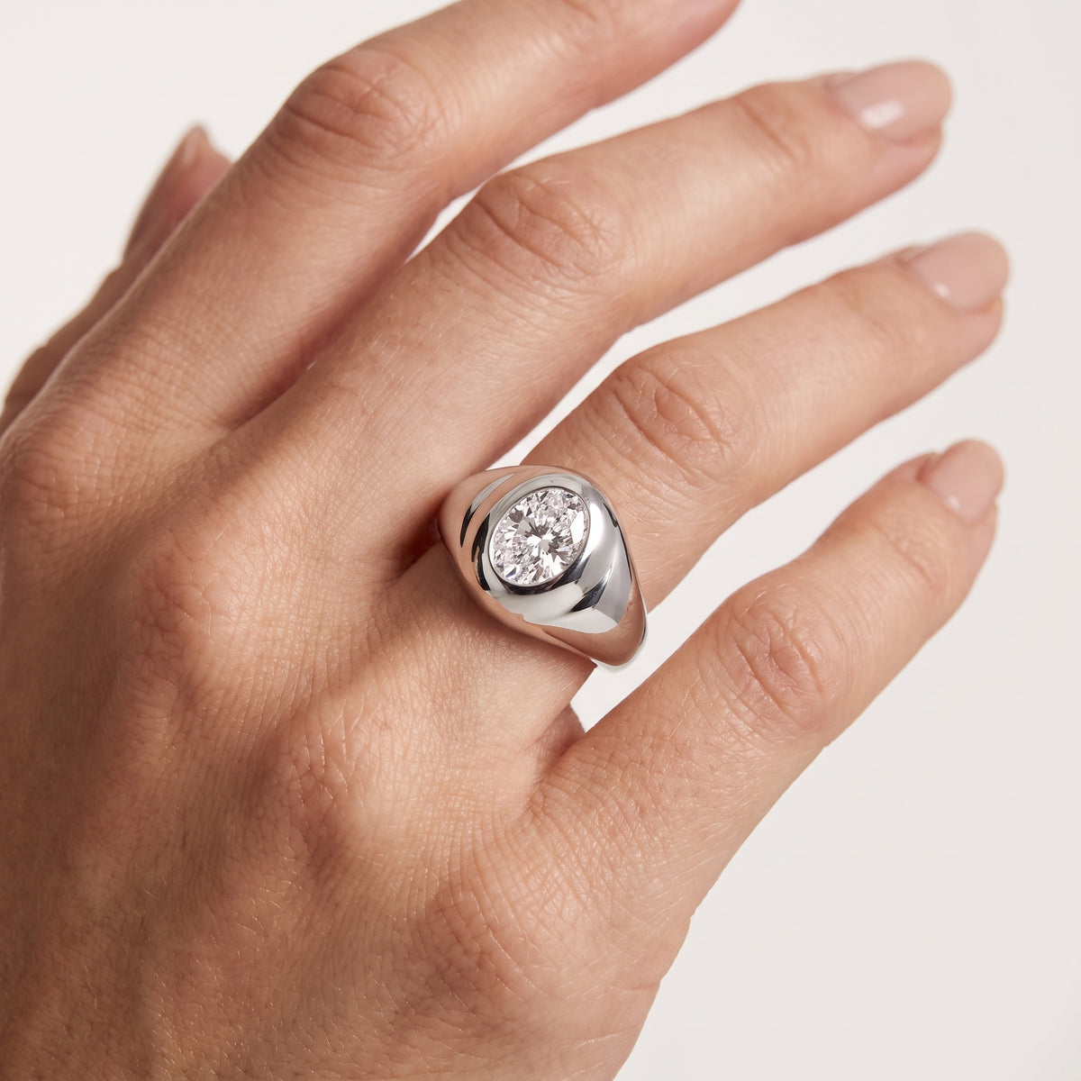 _lifestyle_image@SKU:R1957-LADO0100000DW #metal_silver+origin_lab-grown+quality_g-si