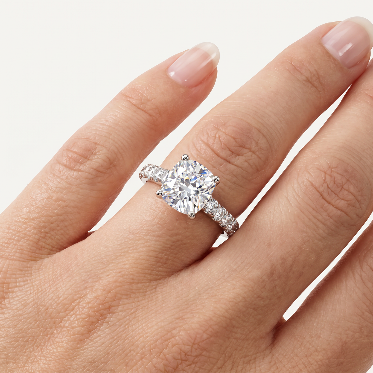 _lifestyle_image@SKU:R2434-LADC00400004W #metal_10k-white-gold+origin_lab-grown+quality_g-si