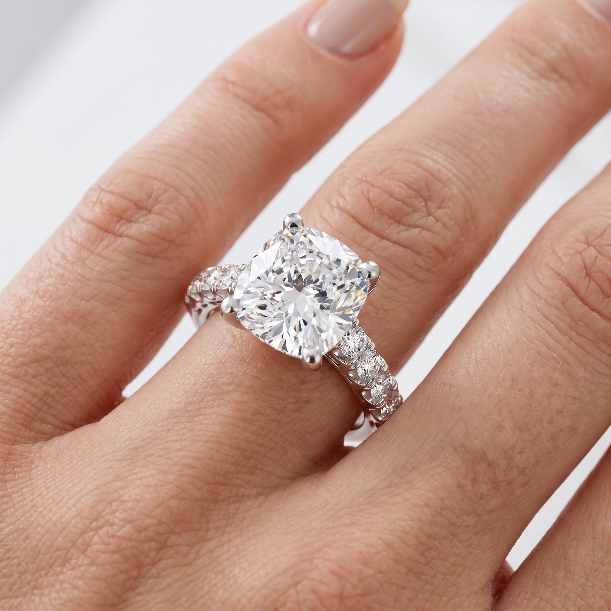 _lifestyle_image@SKU:R2434-NADC0040000PL #metal_platinum+origin_lab-grown