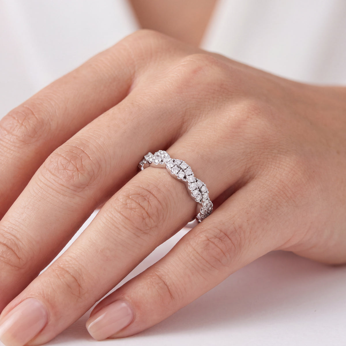 _lifestyle_image@SKU:R2616-NADR0001900PL #metal_platinum+origin_lab-grown+quality_ef-vs2+