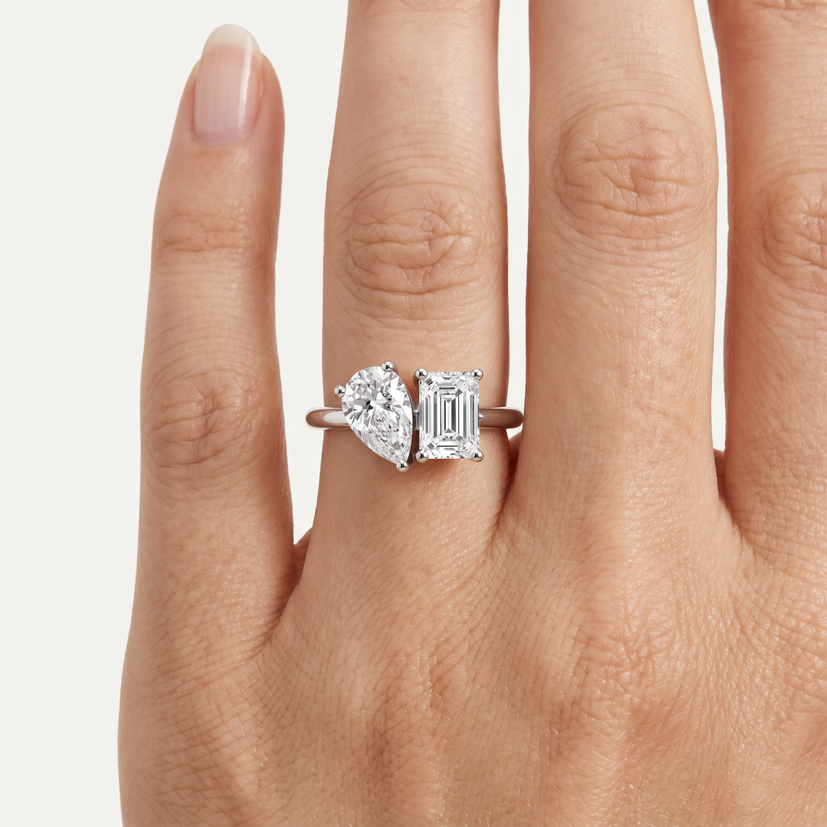 _lifestyle_image@SKU:R2632-LADE01280004W #metal_10k-white-gold+origin_lab-grown+quality_g-si