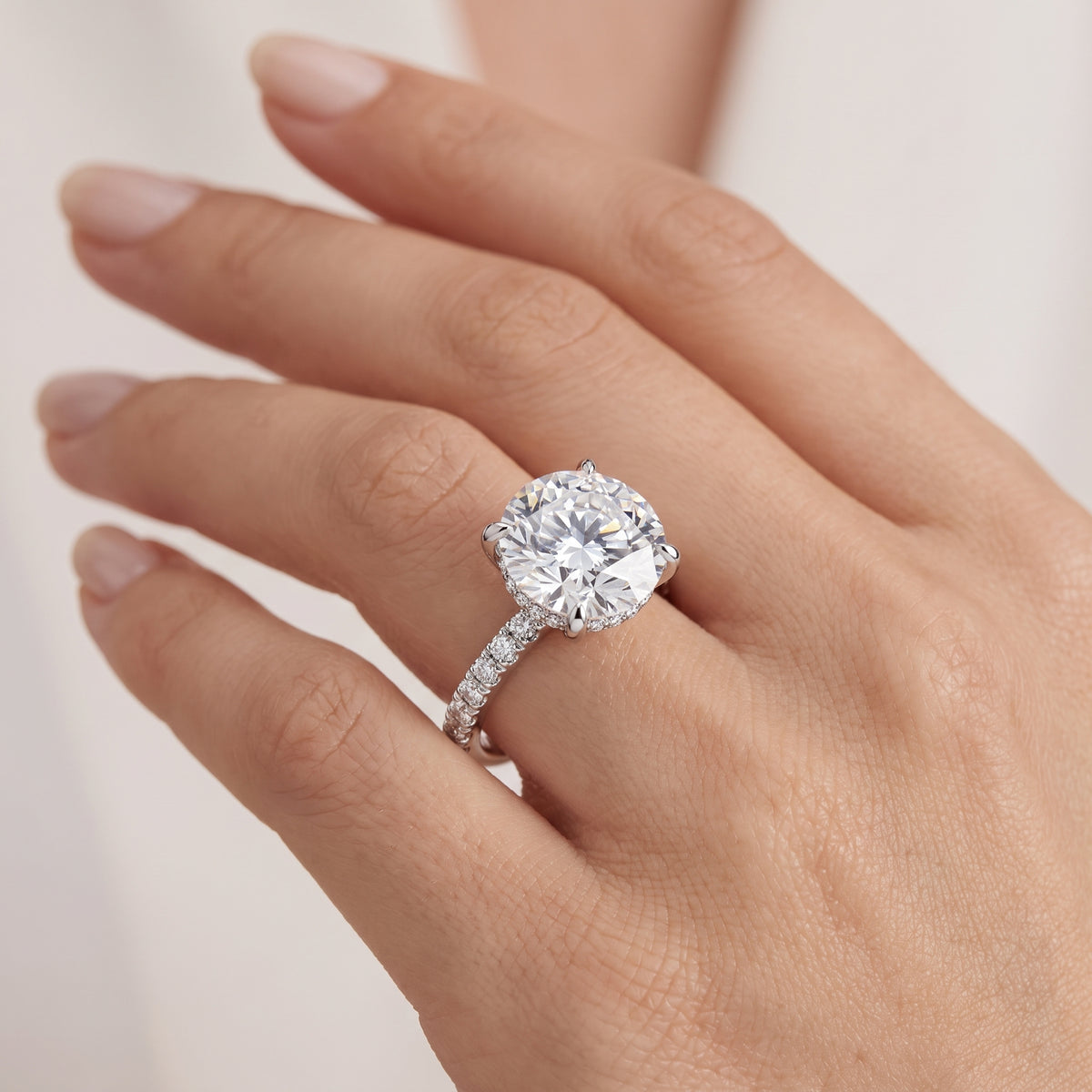 _lifestyle_image@SKU:R2633-NADR0400000DW #metal_platinum+origin_lab-grown+quality_ef-vs2+