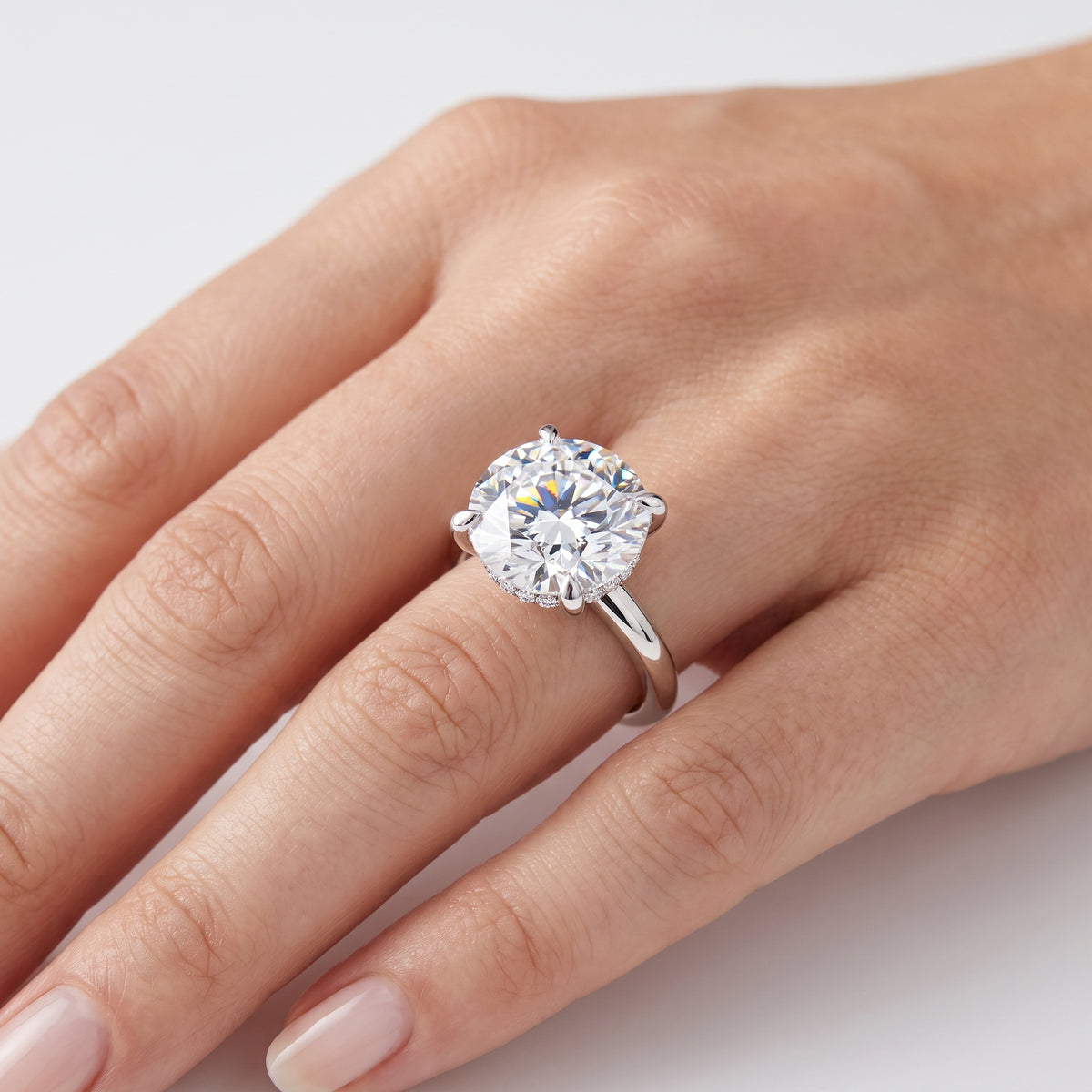 _lifestyle_image@SKU:R2634-NADR0400000PL #metal_platinum+origin_lab-grown+quality_ef-vs2+