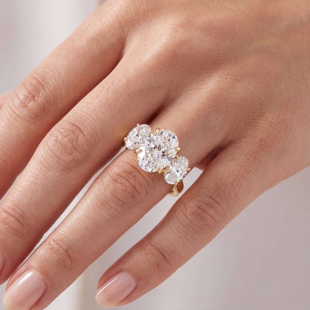 _lifestyle_image@SKU:R2657-LADO00400004Y #metal_10k-yellow-gold+origin_lab-grown+quality_g-si