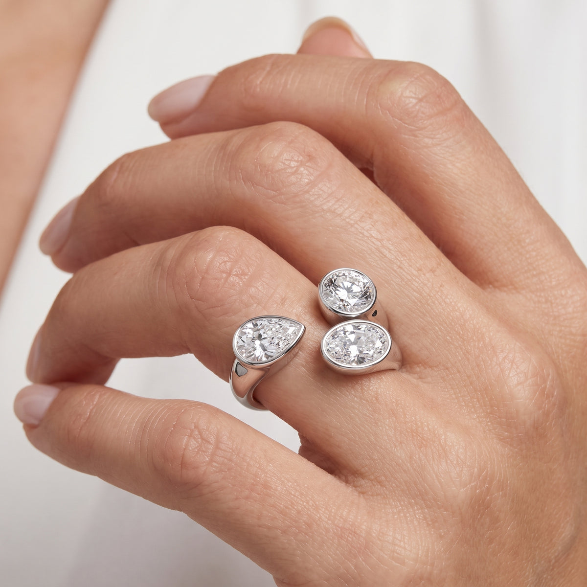 _lifestyle_image@SKU:R2671-LADS0300000DW #metal_silver+origin_lab-grown+quality_g-si