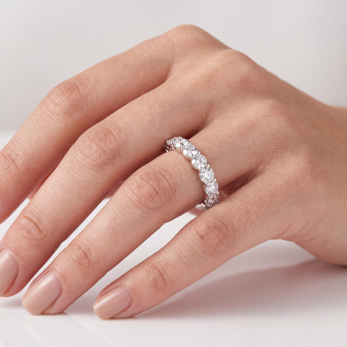 _lifestyle_image@SKU:R3059-LADR01000004W #metal_10k-white-gold+origin_lab-grown+quality_g-si