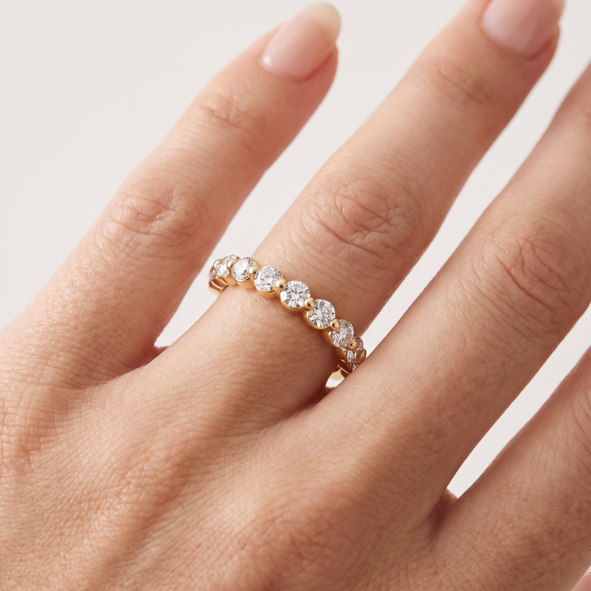 _lifestyle_image@SKU:R3059-LADR01000004Y #metal_10k-yellow-gold+origin_lab-grown+quality_g-si
