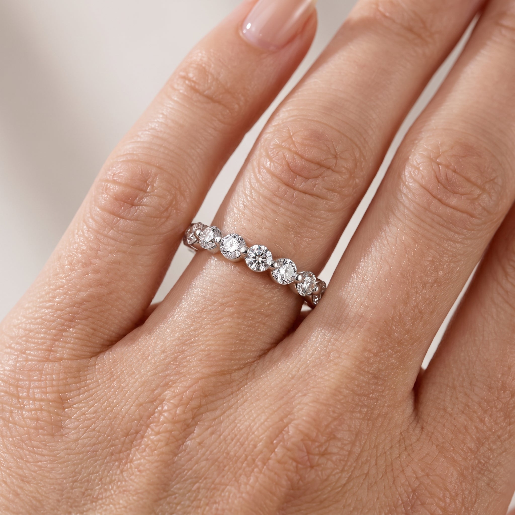 _lifestyle_image@SKU:R3059-LADR0100000DW #metal_silver+origin_lab-grown+quality_g-si
