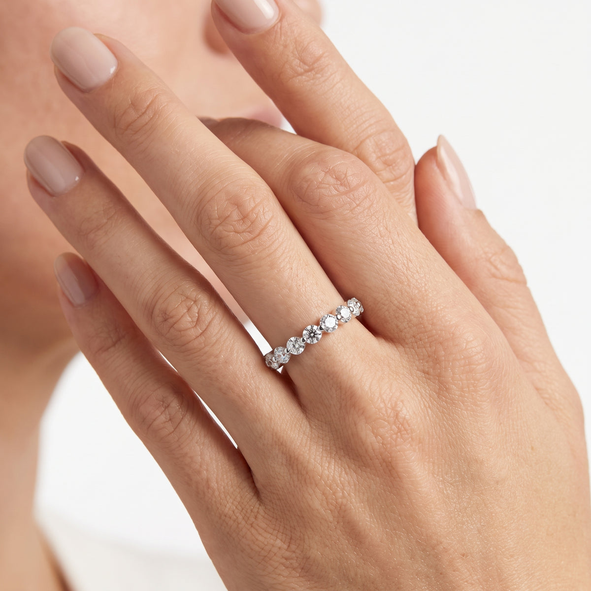 _lifestyle_image@SKU:R3505-LADR00700004W #metal_10k-white-gold+origin_lab-grown+quality_g-si