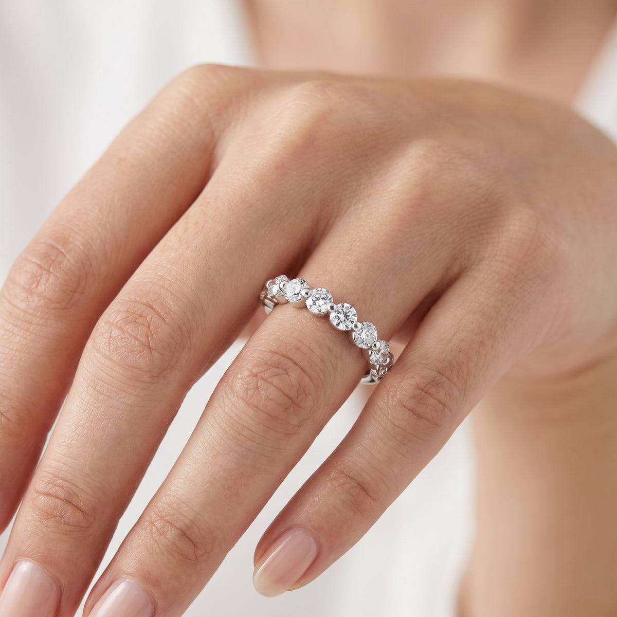 _lifestyle_image@SKU:R3505-NADR0070000PL #metal_platinum+origin_lab-grown+quality_ef-vs2+
