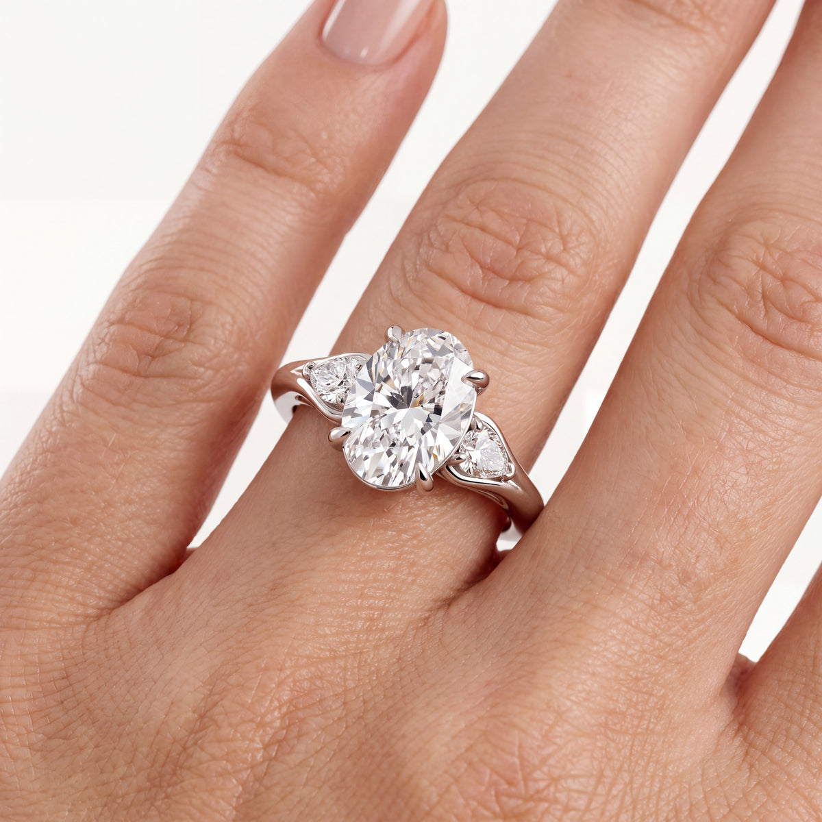 _lifestyle_image@SKU:R3529-LADO02000004W #metal_10k-white-gold+origin_lab-grown+quality_g-si