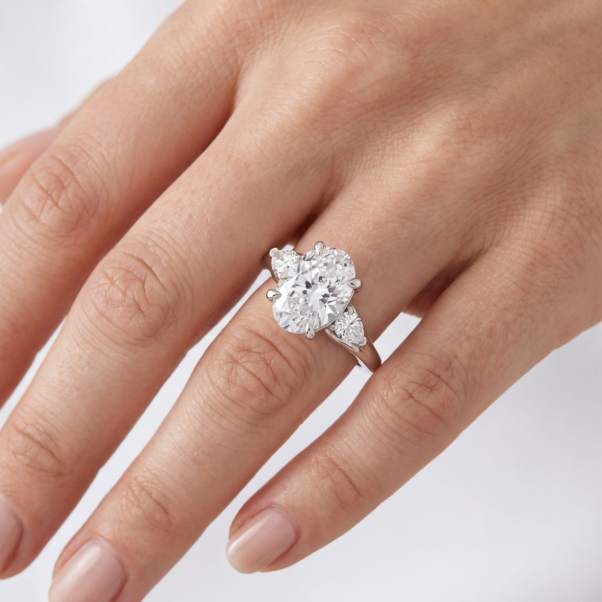 _lifestyle_image@SKU:R3529-NADO02000004W #metal_14k-white-gold+origin_lab-grown+quality_ef-vs2+