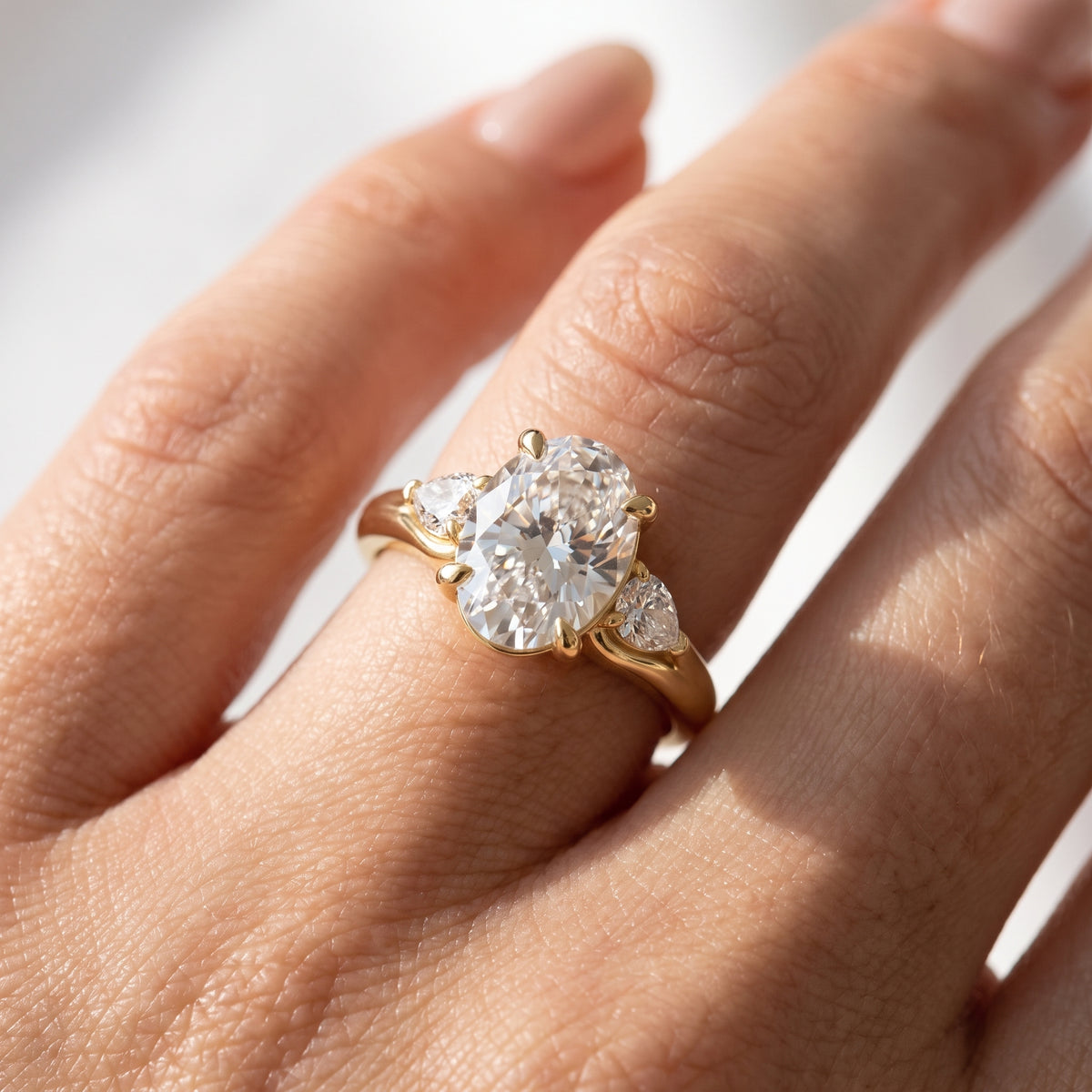 _lifestyle_image@SKU:R3529-LADO02000004Y #metal_10k-yellow-gold+origin_lab-grown+quality_g-si