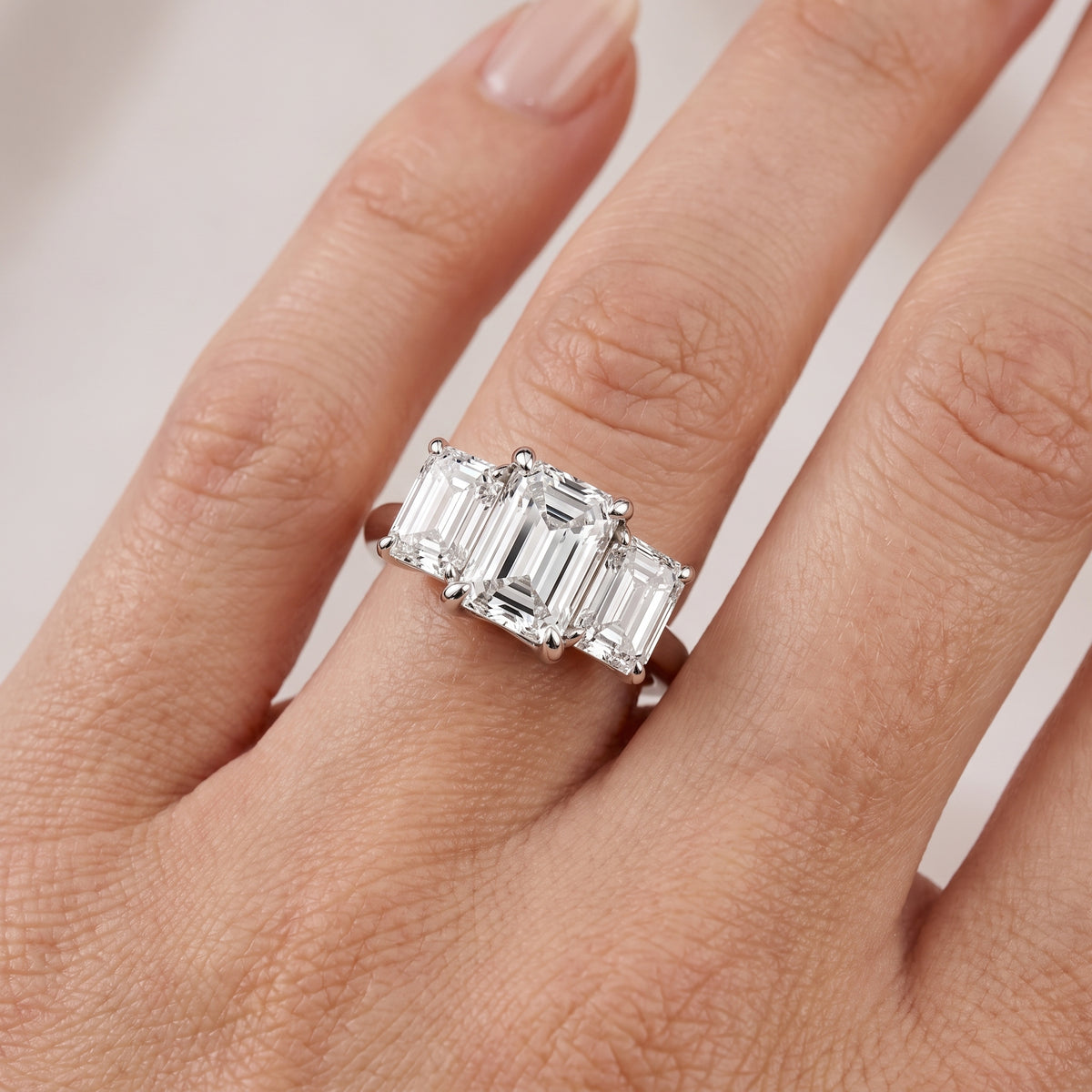 _lifestyle_image@SKU:R3657-NADE03000004W #metal_14k-white-gold+origin_lab-grown+quality_ef-vs2+