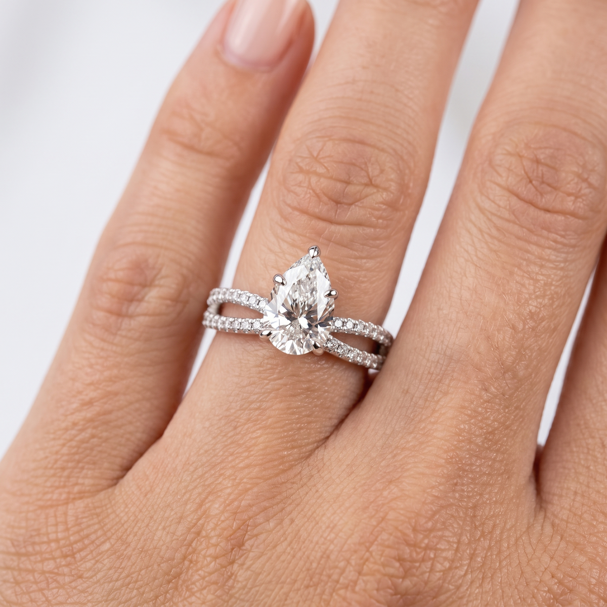 _lifestyle_image@SKU:R4118-LADD01000004W #metal_10k-white-gold+origin_lab-grown+quality_g-si