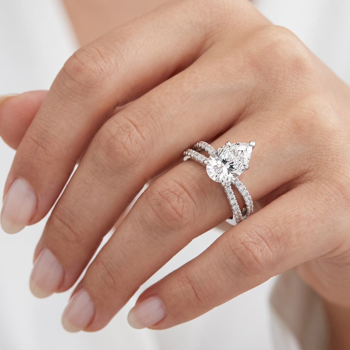 _lifestyle_image@SKU:R4118-NADD01000004W #metal_14k-white-gold+origin_lab-grown+quality_ef-vs2+