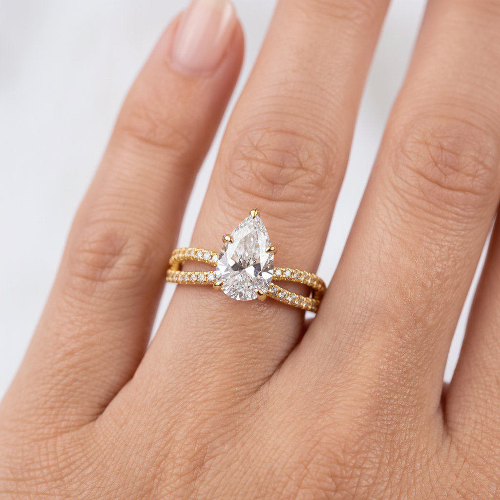 _lifestyle_image@SKU:R4118-LADD01000004Y #metal_10k-yellow-gold+origin_lab-grown+quality_g-si