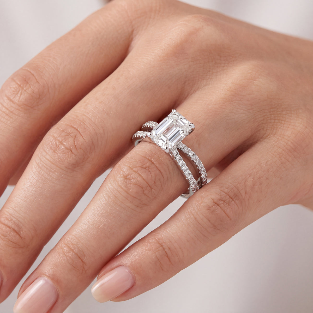 _lifestyle_image@SKU:R4118-LADE01000004W #metal_10k-white-gold+origin_lab-grown+quality_g-si