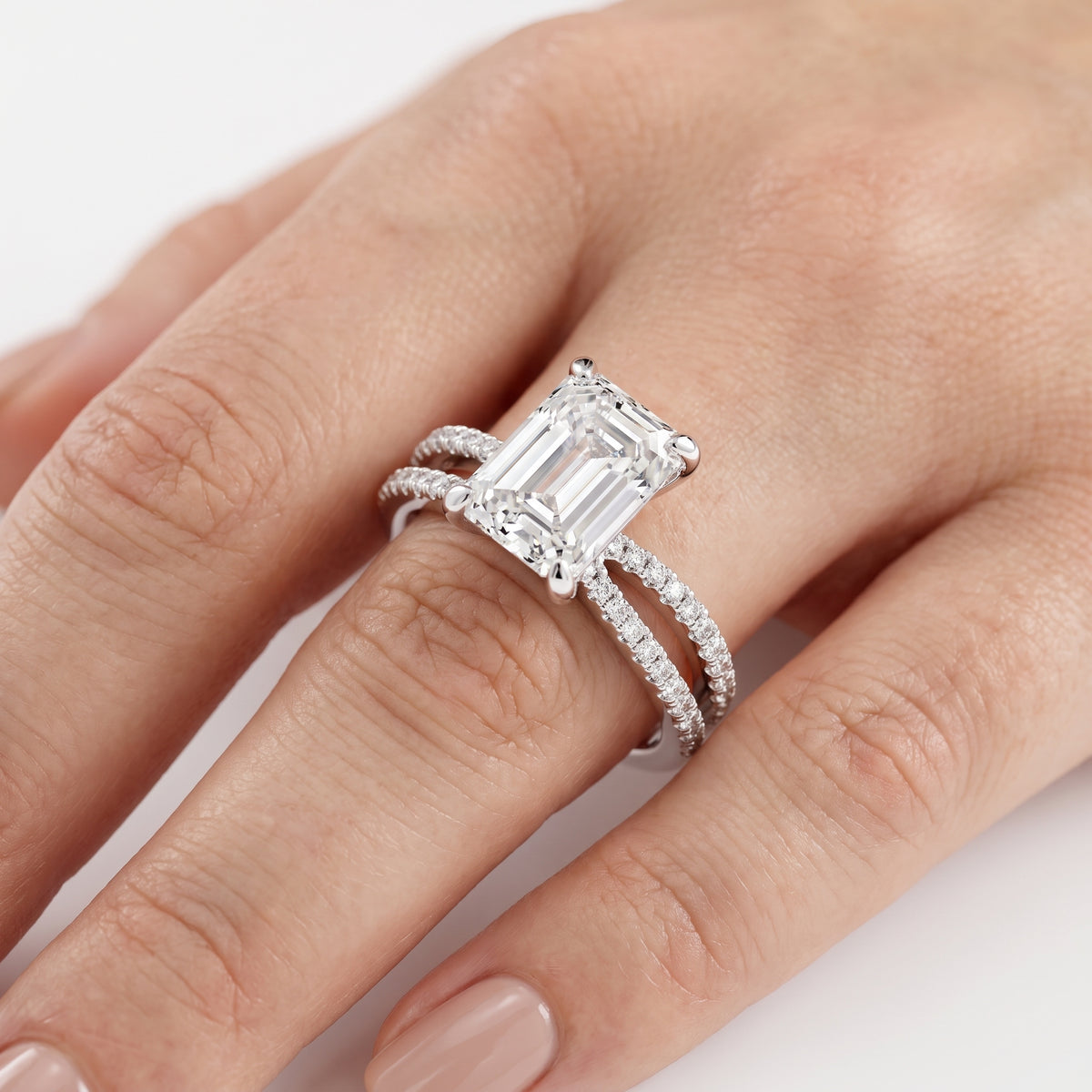 _lifestyle_image@SKU:R4118-LADE02000004W #metal_10k-white-gold+origin_lab-grown+quality_g-si