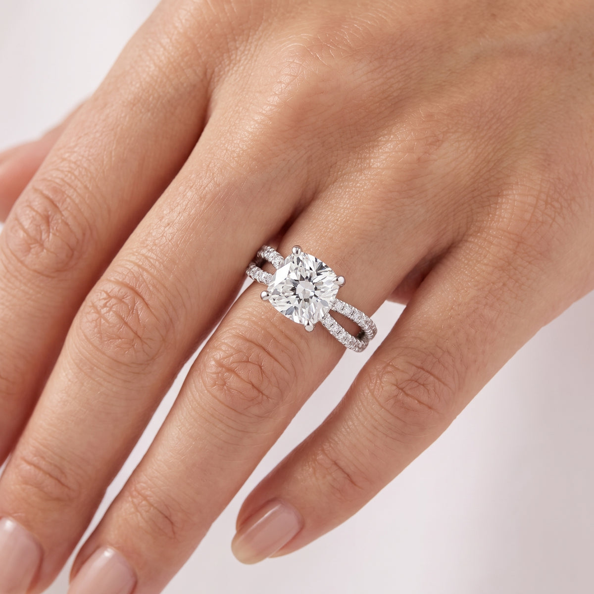 _lifestyle_image@SKU:R4118-NADC01000004W #metal_14k-white-gold+origin_lab-grown+quality_ef-vs2+