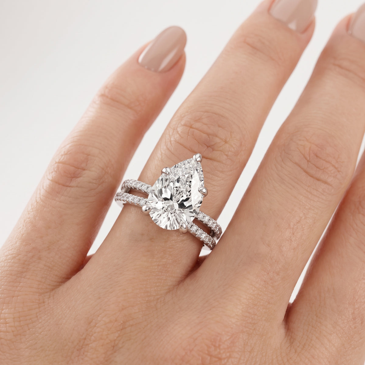 _lifestyle_image@SKU:R4118-NADD0200000PL #metal_platinum+origin_lab-grown+quality_ef-vs2+