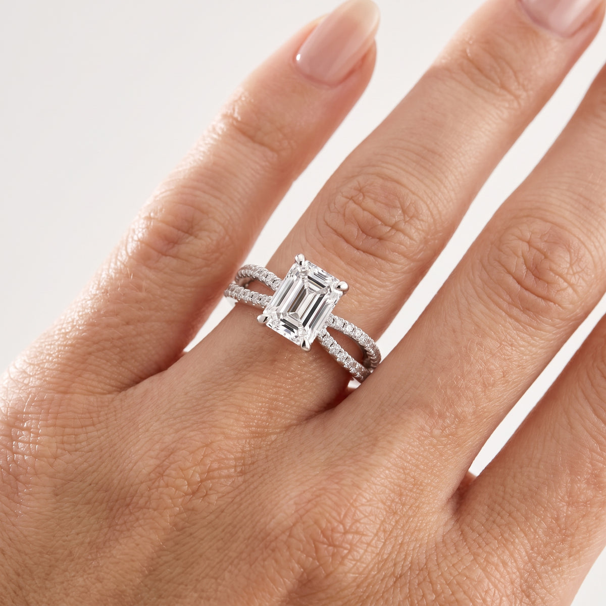 _lifestyle_image@SKU:R4118-NADE01000004W #metal_14k-white-gold+origin_lab-grown+quality_ef-vs2+