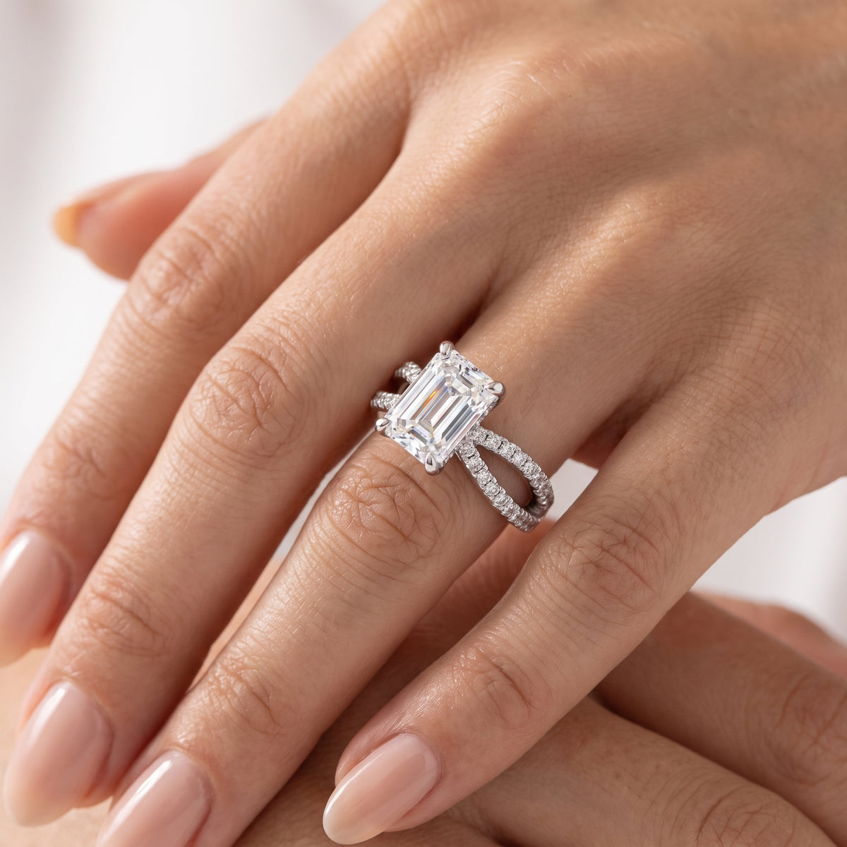 _lifestyle_image@SKU:R4118-NADE0100000PL #metal_platinum+origin_lab-grown+quality_ef-vs2+