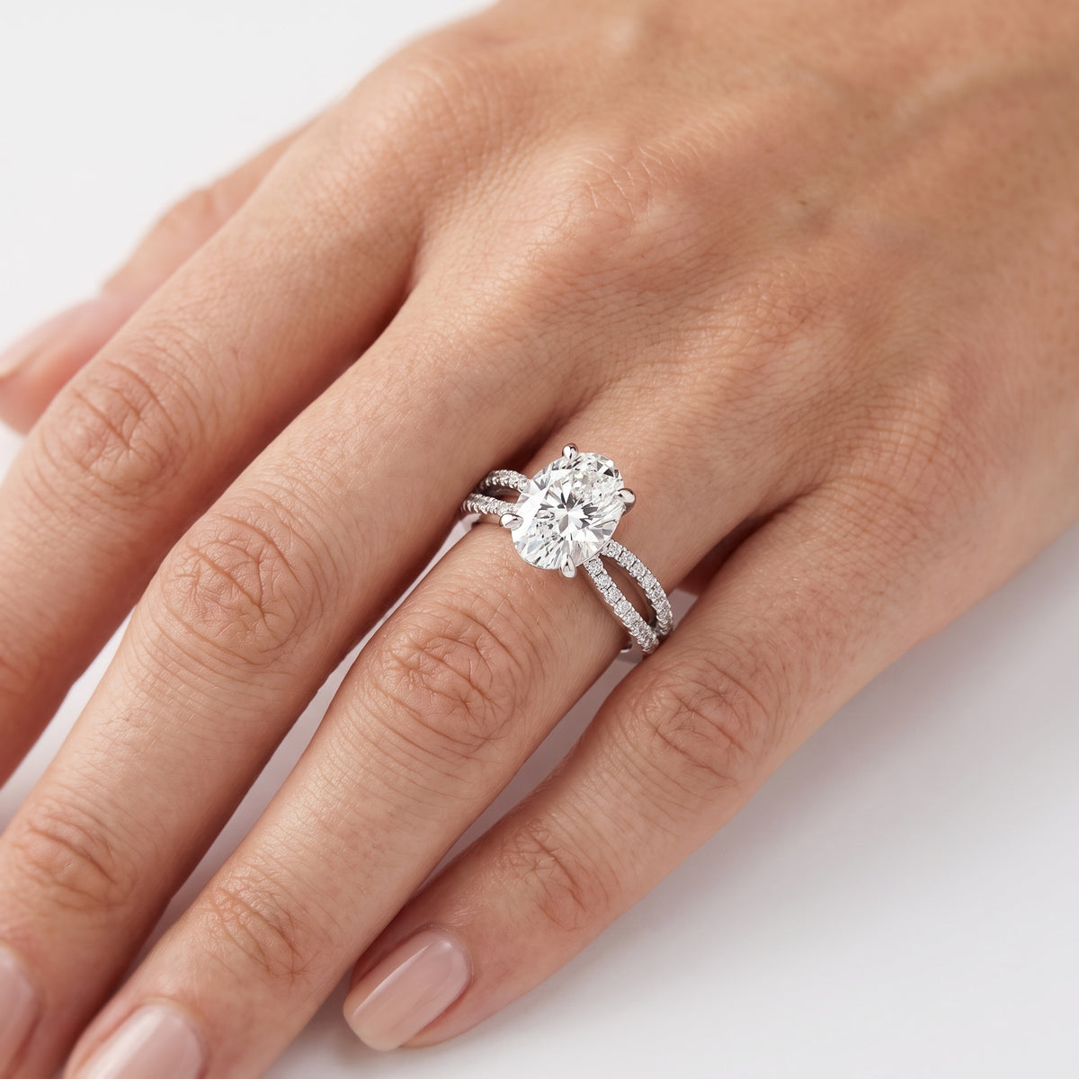 _lifestyle_image@SKU:R4118-NADO0200000PL #metal_platinum+origin_lab-grown+quality_ef-vs2+