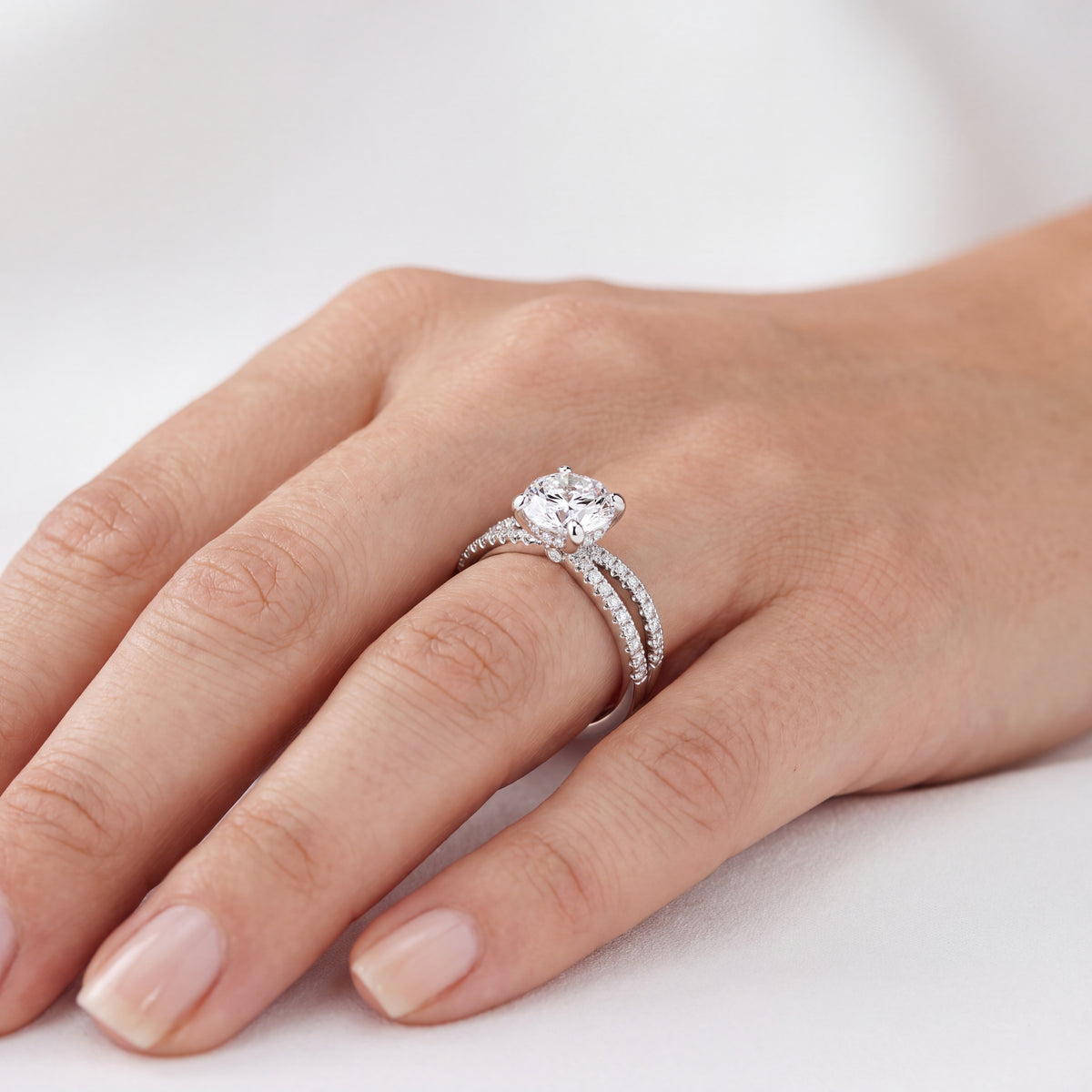 _lifestyle_image@SKU:R4118-NADR01000004W #metal_14k-white-gold+origin_lab-grown+quality_ef-vs2+