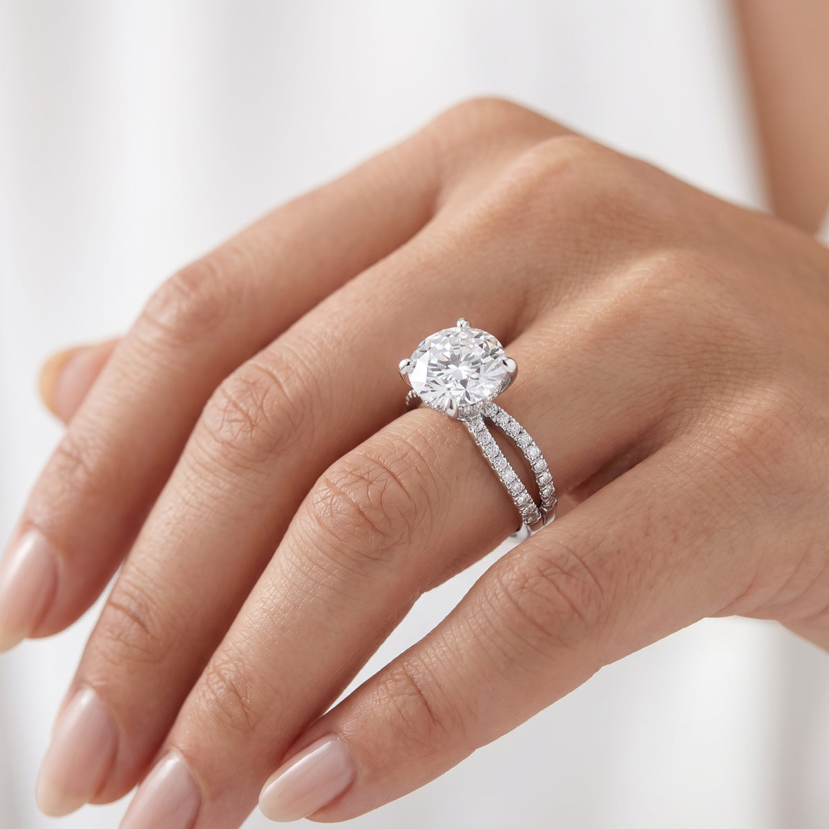 _lifestyle_image@SKU:R4118-NADR02000004W #metal_14k-white-gold+origin_lab-grown+quality_ef-vs2+