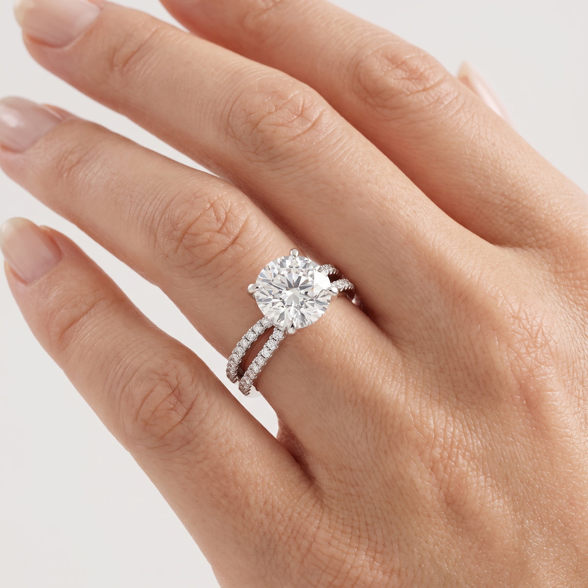 _lifestyle_image@SKU:R4118-NADR0200000PL #metal_platinum+origin_lab-grown+quality_ef-vs2+