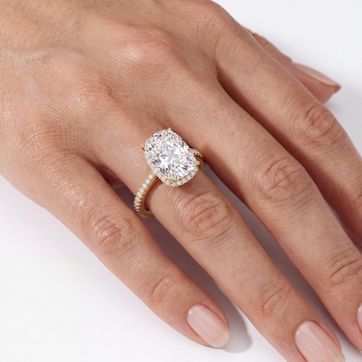 _lifestyle_image@SKU:R4674-LADEC0500004Y #metal_10k-yellow-gold+origin_lab-grown+quality_g-si