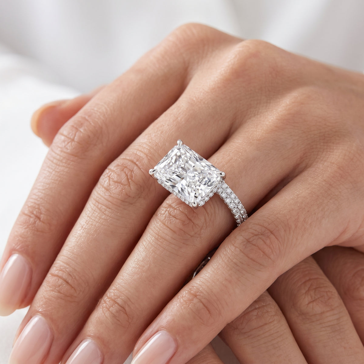 _lifestyle_image@SKU:R4678-NADT0500000PL #metal_platinum+origin_lab-grown+quality_ef-vs2+