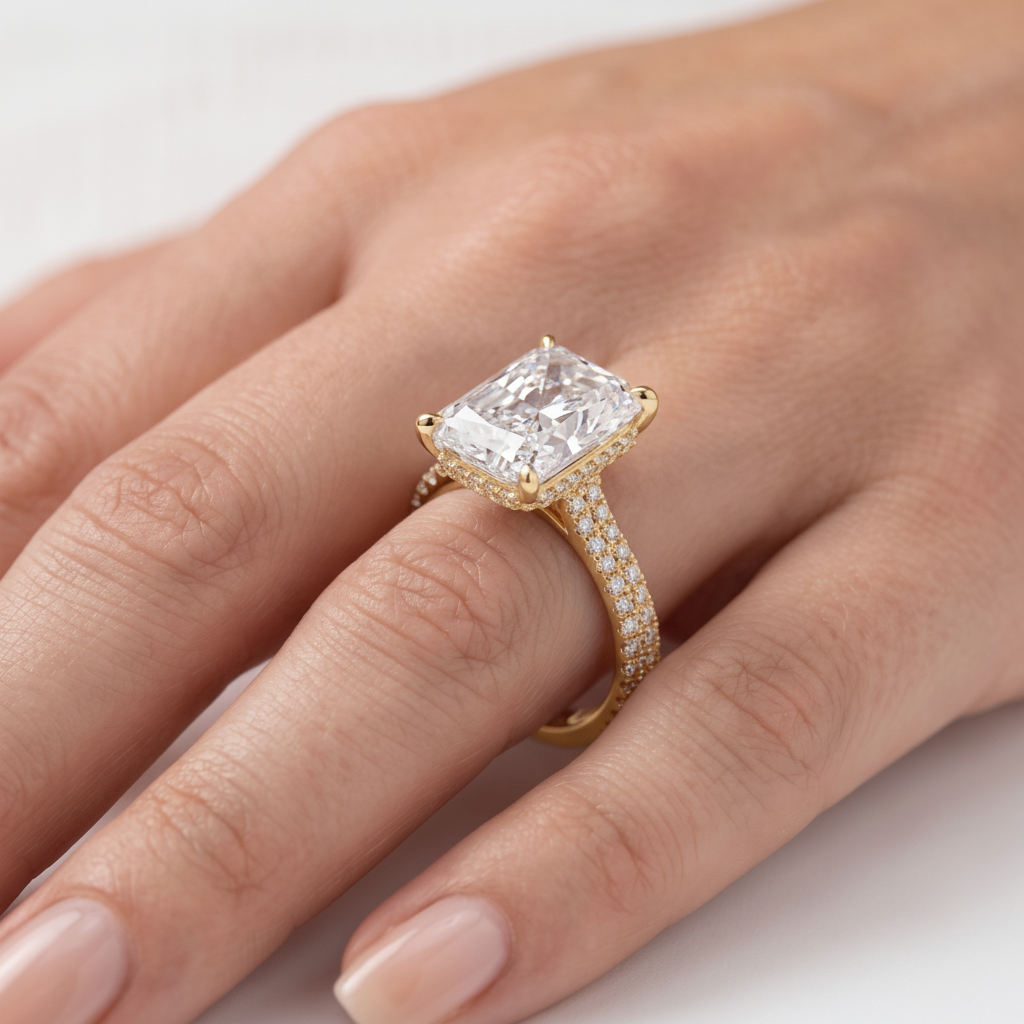 _lifestyle_image@SKU:R4678-LADT05000004Y #metal_10k-yellow-gold+origin_lab-grown+quality_g-si