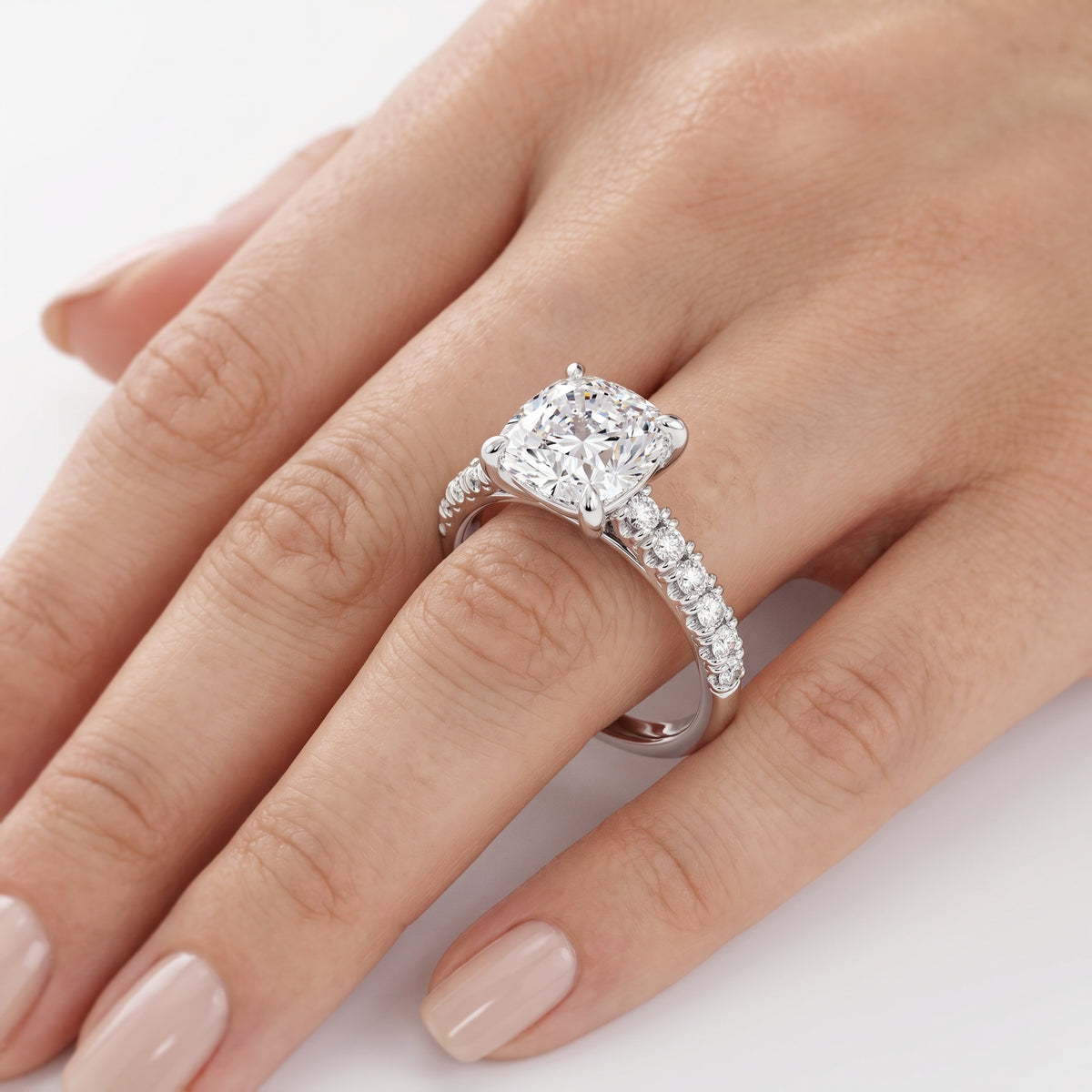_lifestyle_image@SKU:R5118-LADC02000004W #metal_10k-white-gold+origin_lab-grown+diamond-quality_g-si+