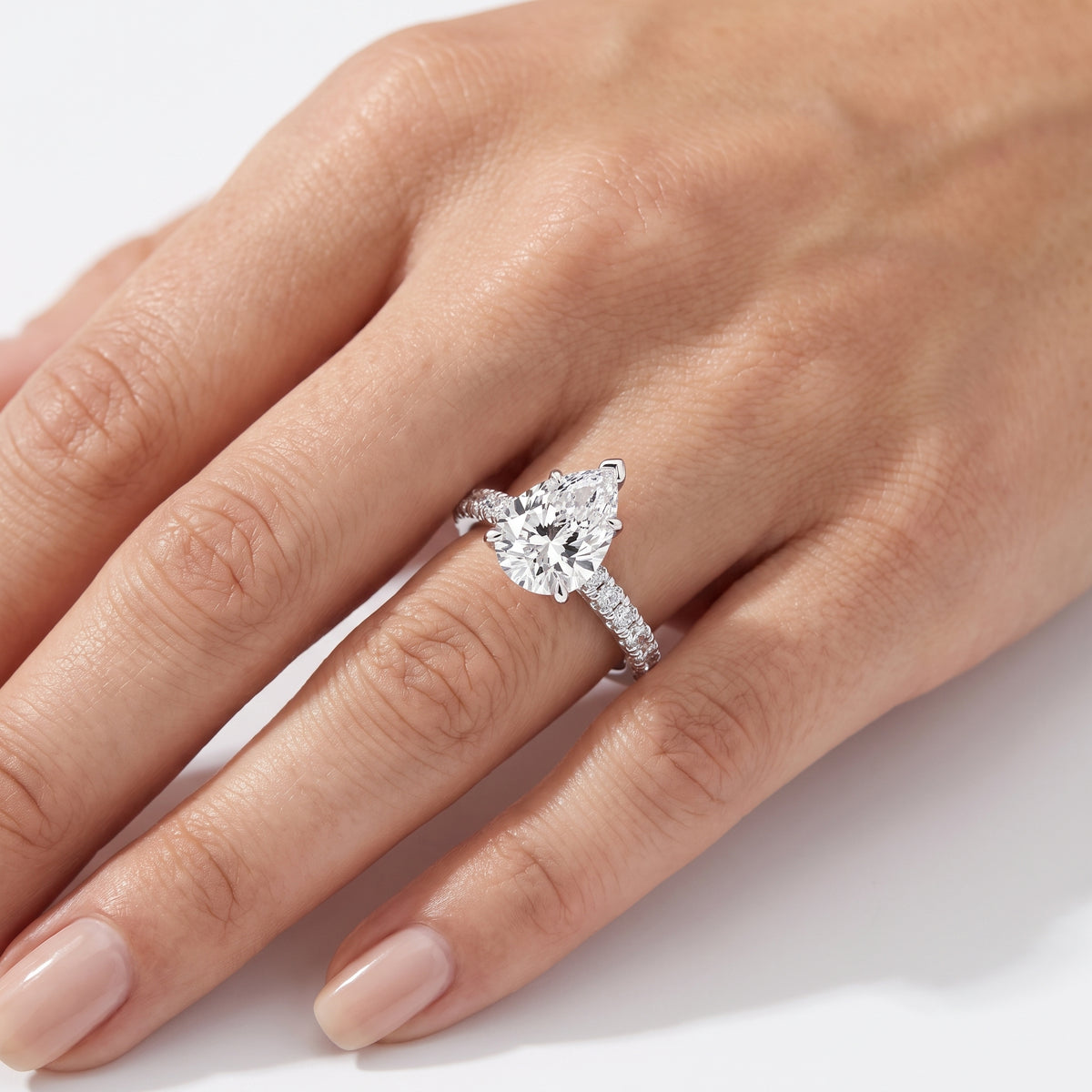 _lifestyle_image@SKU:R5118-LADD01000004W #metal_10k-white-gold+origin_lab-grown+diamond-quality_g-si+