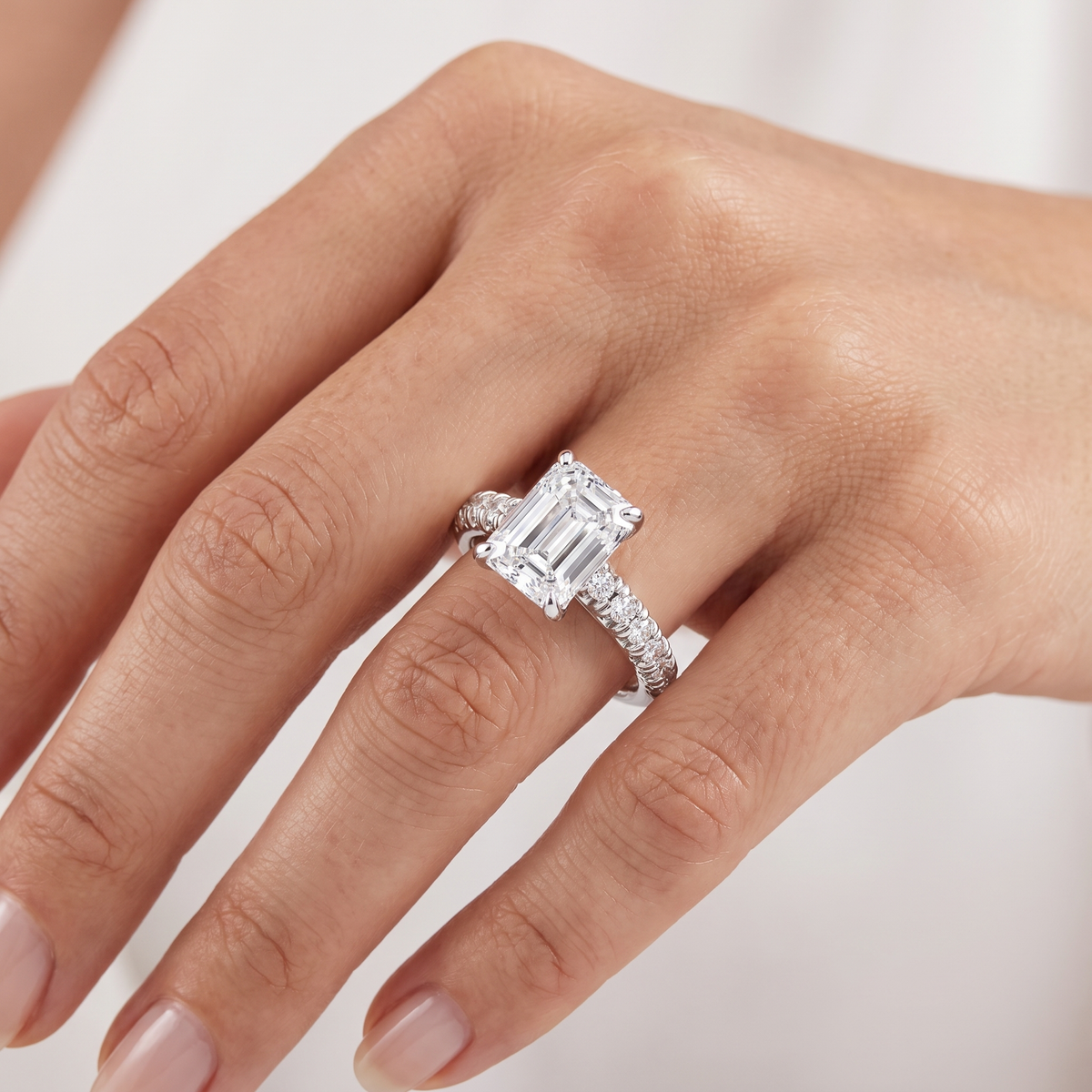 _lifestyle_image@SKU:R5118-LADE02000004W #metal_10k-white-gold+origin_lab-grown+diamond-quality_g-si+