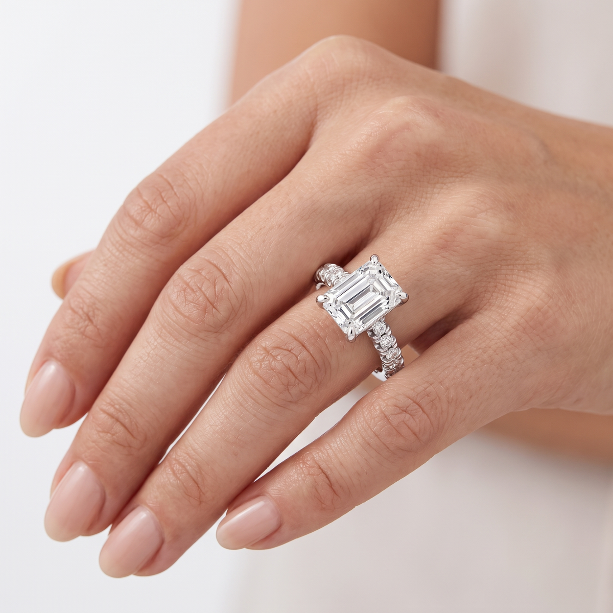 _lifestyle_image@SKU:R5118-NADE0200000PL #metal_platinum+origin_lab-grown+quality_ef-vs2+
