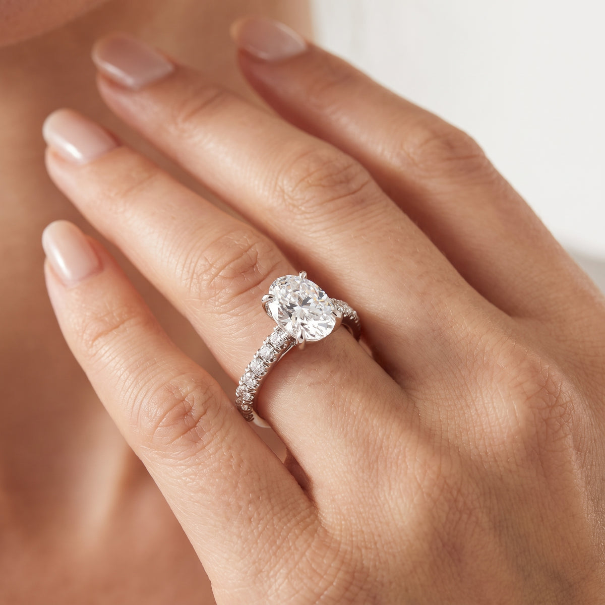 _lifestyle_image@SKU:R5118-LADO01000004W #metal_10k-white-gold+origin_lab-grown+diamond-quality_g-si+