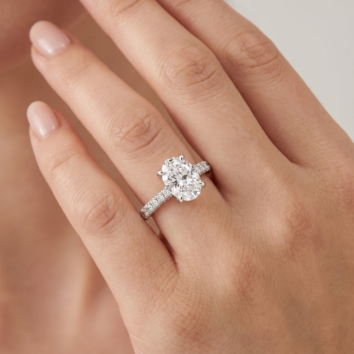 _lifestyle_image@SKU:R5118-LADO02000004W #metal_10k-white-gold+origin_lab-grown+quality_g-si