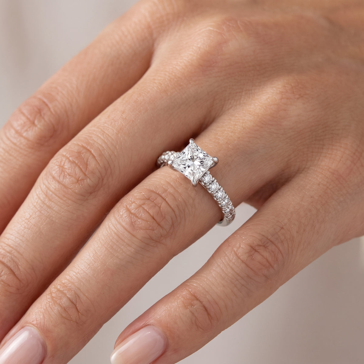 _lifestyle_image@SKU:R5118-LADP01000004W #metal_10k-white-gold+origin_lab-grown+quality_g-si