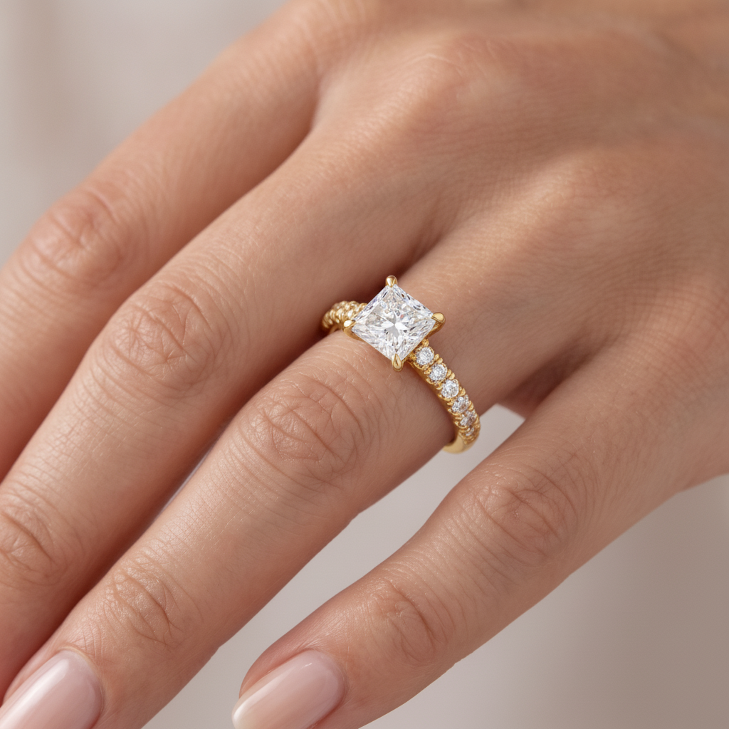 _lifestyle_image@SKU:R5118-LADP01000004Y #metal_10k-yellow-gold+origin_lab-grown+quality_g-si