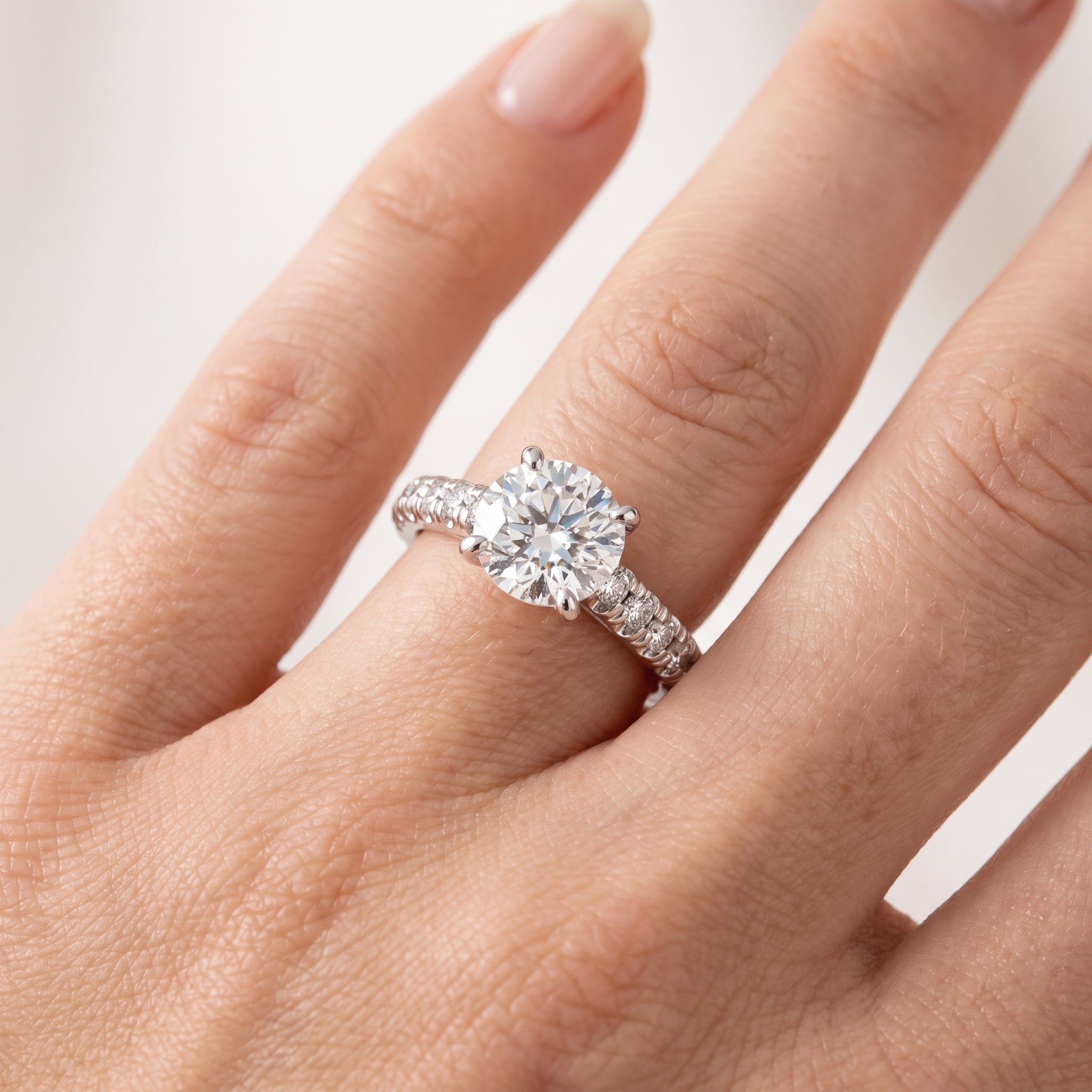 _lifestyle_image@SKU:R5118-LADR01000004W #metal_10k-white-gold+origin_lab-grown+quality_g-si