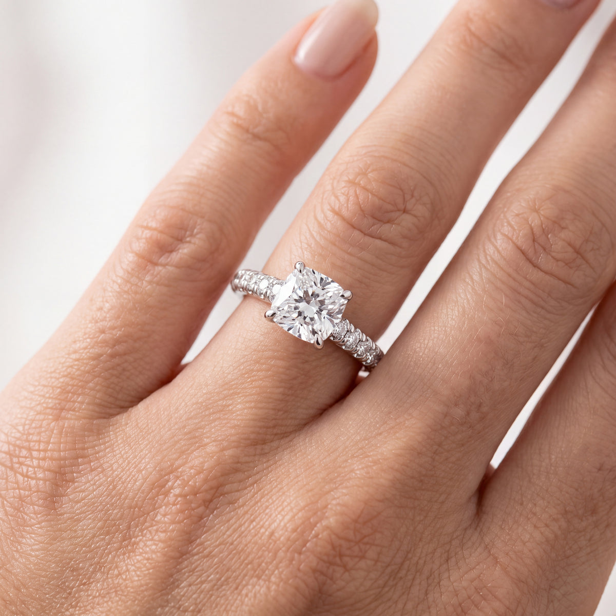 _lifestyle_image@SKU:R5118-NADC01000004W #metal_14k-white-gold+origin_lab-grown+quality_ef-vs2+